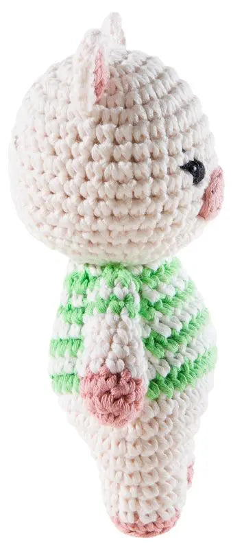 Crochi Schwein gehäkelt 15 cm – Kuscheltier für Babys mit grün-weißem Pullover in Seitenansicht
