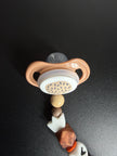 Detailaufnahme eines Babyschnullers an einer personalisierten Schnullerkette in Braun, Beige und Weiß
