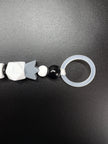 Detailaufnahme des transparenten Silikonrings der personalisierten Fußball Schnullerkette Kilian