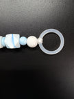 Detailaufnahme des Silikonrings der personalisierten Schnullerkette Elias in Hellblau und Weiß