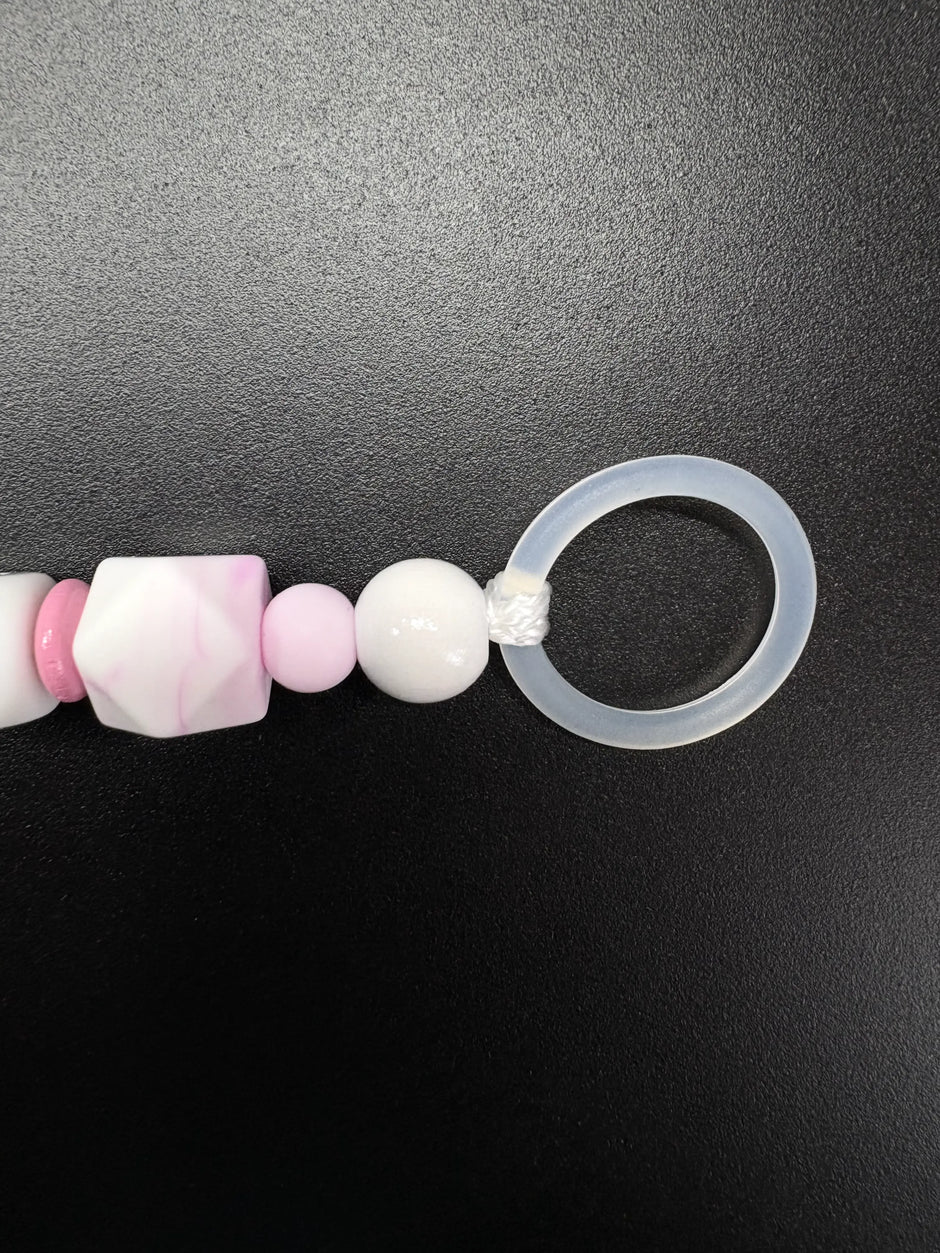 Detailaufnahme des transparenten Silikonrings der personalisierten Schnullerkette Luna in Rosa