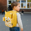 Kleinkind mit gelbem Fuchs Kinderrucksack auf dem Weg zum Kindergarten oder Ausflug