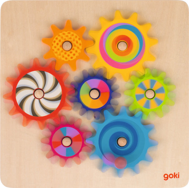 Drehende bunte Zahnräder beim Goki Zahnradspiel aus Holz – Motorikspielzeug für Kinder