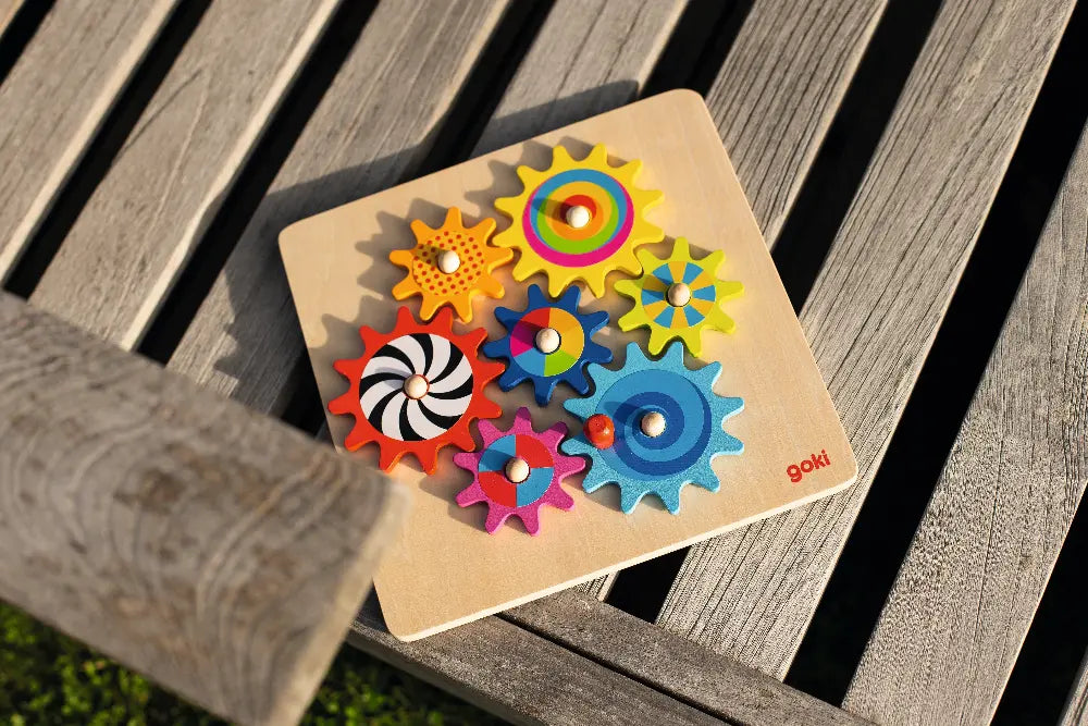 Goki Zahnradspiel aus Holz mit bunten Zahnrädern – Motorikspielzeug für Kinder im Einsatz