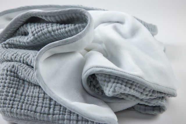 Graue Musselin-Babydecke mit weicher Fleece-Innenseite – atmungsaktiv, warm und kuschelig für Babybett, Kinderwagen und unterwegs
