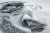 Graue Musselin-Babydecke mit weicher Fleece-Innenseite – atmungsaktiv, warm und kuschelig für Babybett, Kinderwagen und unterwegs