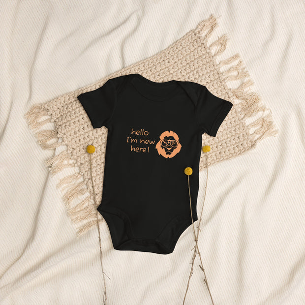 Hello, I’m new here – Babybody mit Löwen - Willkommensgruß - Babylions