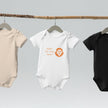 Hello, I’m new here – Babybody mit Löwen - Willkommensgruß - Babylions
