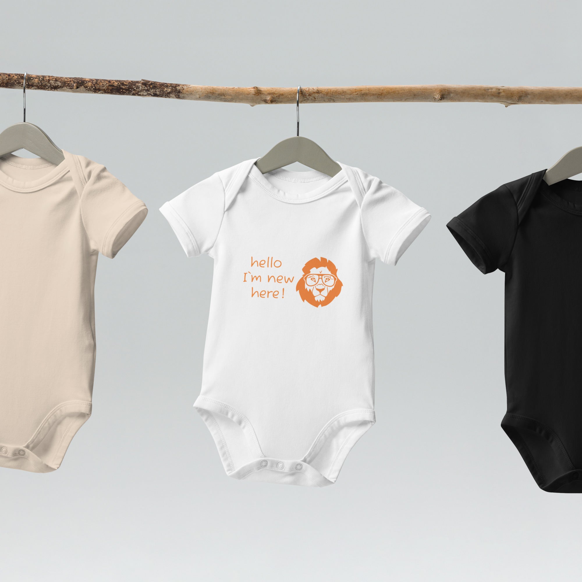 Hello, I’m new here – Babybody mit Löwen - Willkommensgruß - Babylions