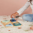 Kind spielt mit Bieco Holz Steckpuzzle mit geometrischen Formen – Montessori Lernspielzeug aus Holz für Kinder ab 1 Jahr zur Förderung von Feinmotorik, Formenverständnis und Konzentration