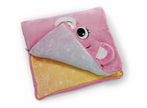 Rosa Bärenkissen mit Reißverschluss und herausgefalteter Kuscheldecke in bunten Pastellfarben.