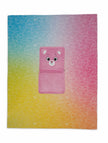Vollständig ausgebreitete Kuscheldecke für Kinder mit buntem Regenbogen-Farbverlauf, Bärenmuster und rosa Bärenkissen.