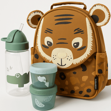 Kindergarten-Set mit braunem Tiger-Rucksack, grüner Trinkflasche und zwei Snackboxen – praktische Ausstattung für Kinder.