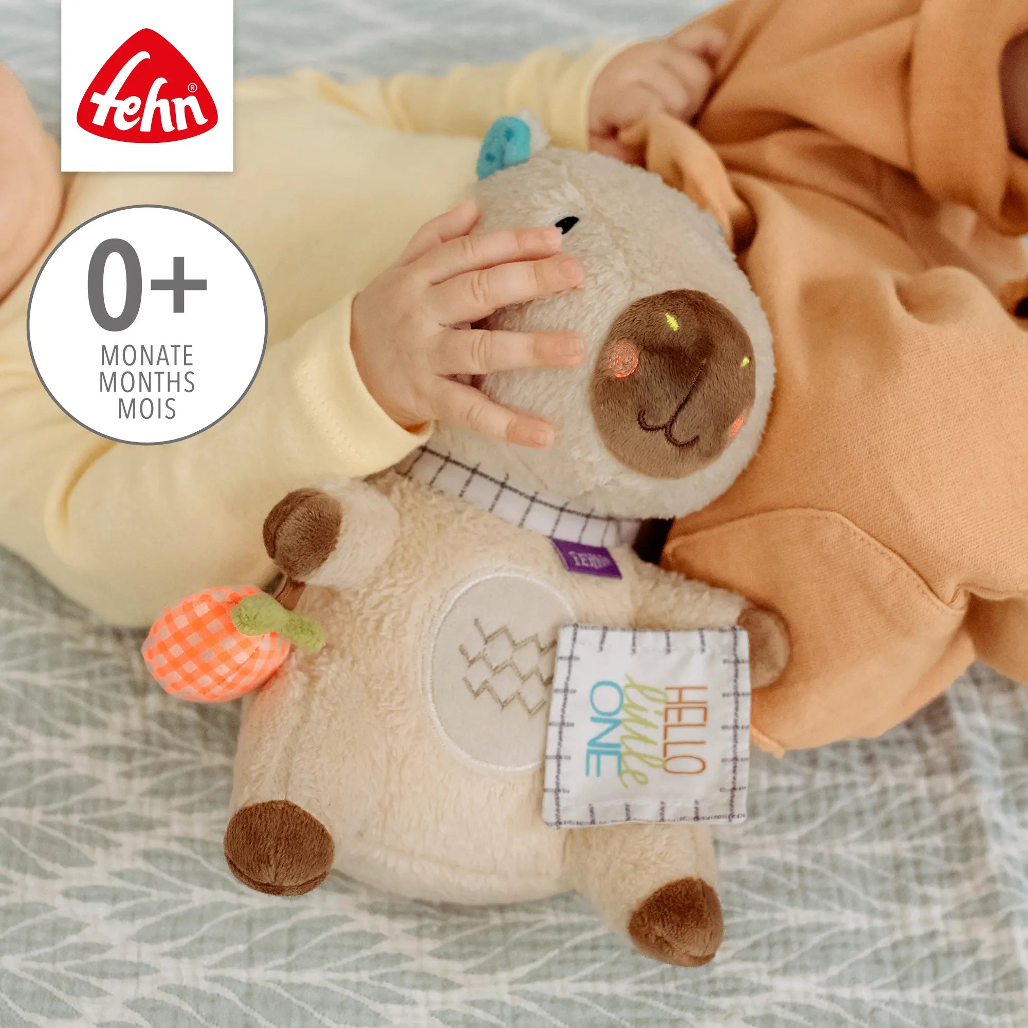 Baby kuschelt mit Kuscheltier Capybara Fehn Hello Little One – weiches Plüschtier zum Beruhigen und Einschlafen ab 0 Monate