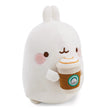MOLANG Kuscheltier 16 cm aus weißem Softplüsch mit braunem Kaffeebecher und Milchschaum – seitliche Vorderansicht des niedlichen Plüschhasen.