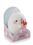 MOLANG Kuscheltier 16 cm mit rot-rosa gestreiftem Herz-Lolli und rosa Schleife in originaler MOLANG Geschenkverpackung.
