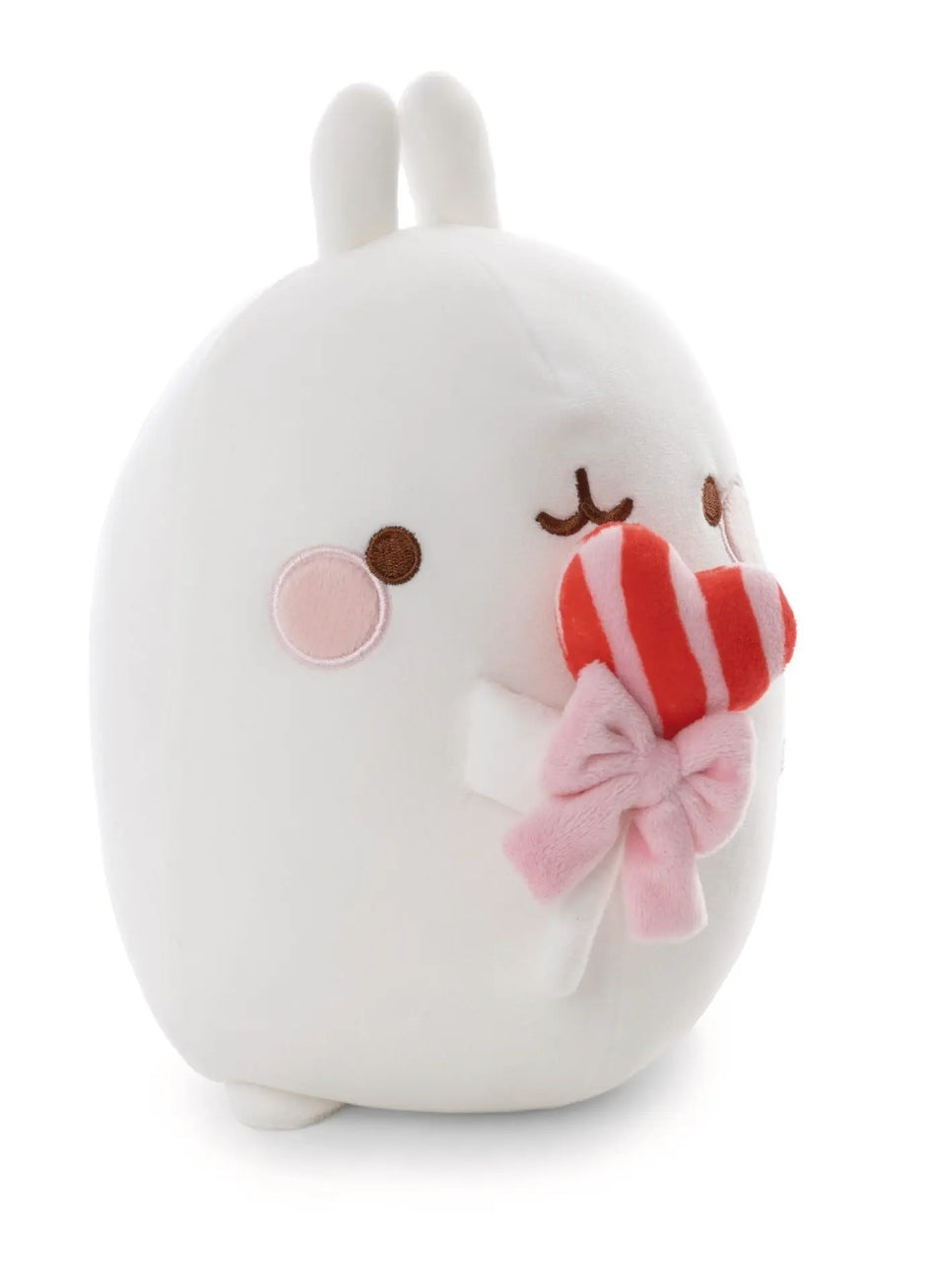 MOLANG Kuscheltier 16 cm in seitlicher Ansicht mit rot-rosa gestreiftem Herz-Lolli, rosa Schleife und weichem weißen Plüsch.