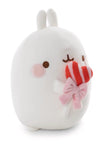 MOLANG Kuscheltier 16 cm in seitlicher Ansicht mit rot-rosa gestreiftem Herz-Lolli, rosa Schleife und weichem weißen Plüsch.