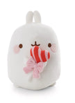 MOLANG Kuscheltier 16 cm in Vorderansicht mit rot-rosa gestreiftem Herz-Lolli, rosa Schleife und niedlichen Hasenohren auf weißem Hintergrund.