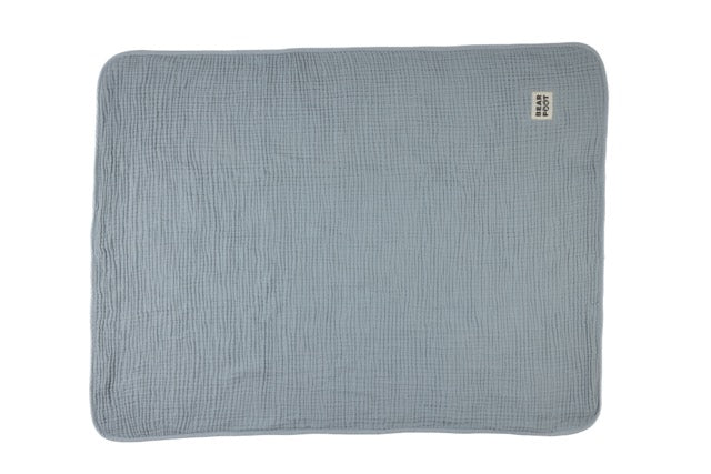 Weiche Musselin-Babydecke in Grau mit BEARFOOT-Label – atmungsaktiv, hautfreundlich und ideal zum Schlafen, Kuscheln oder Unterwegssein
