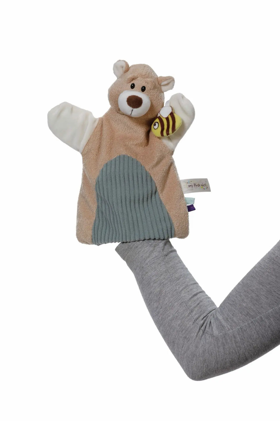 NICI Bär Handpuppe mit kleiner Plüschbiene auf einer Hand – kuscheliges Babyspielzeug für gemeinsame Handpuppenspiele.