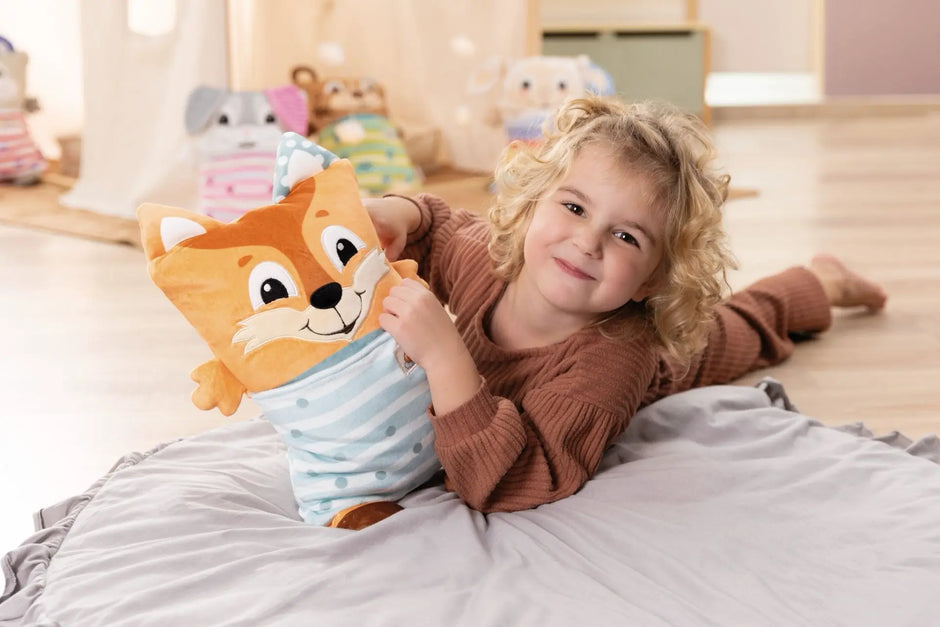 Kind spielt mit dem NICI Cosidoos Fuchs Kuscheltier im Kinderzimmer