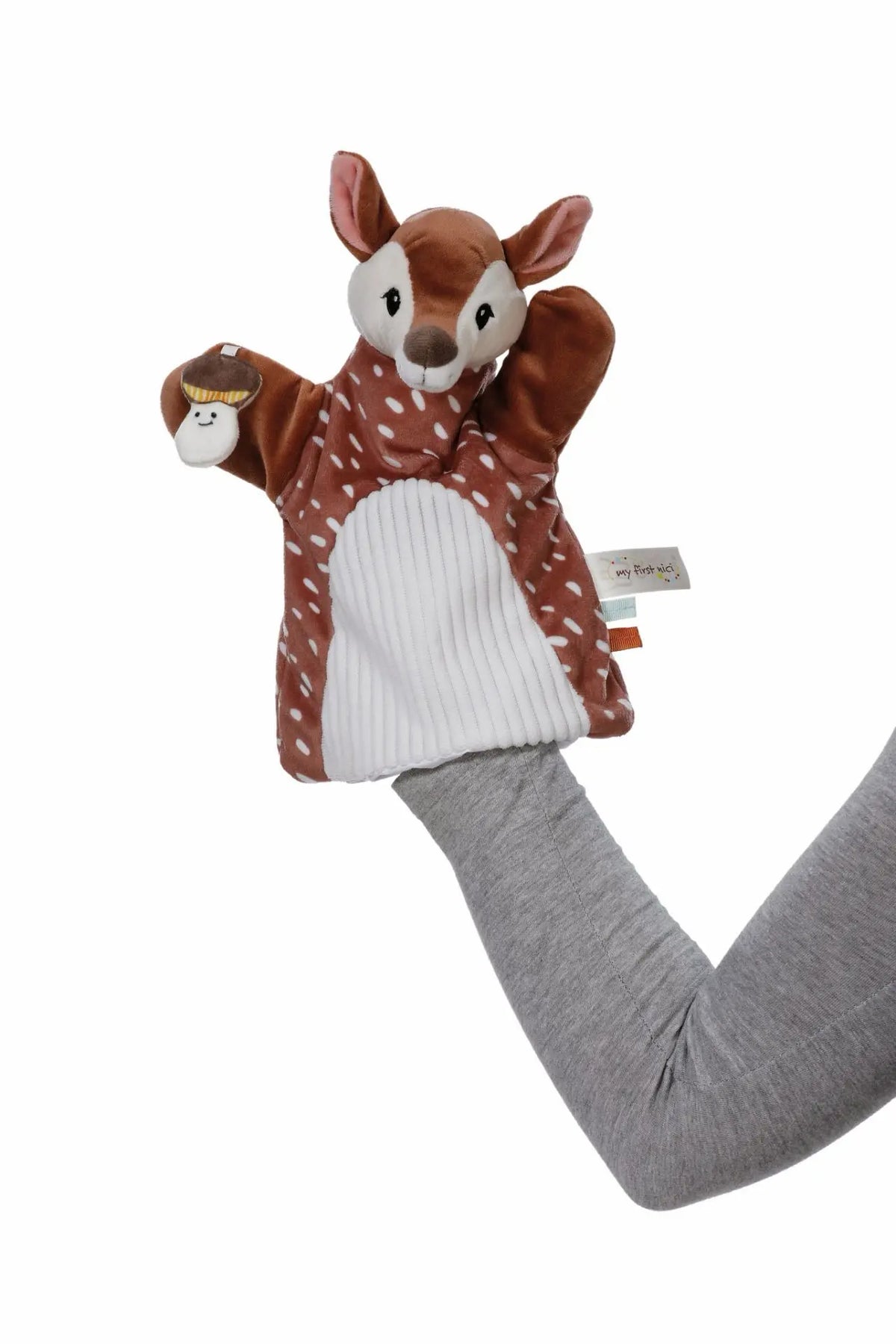 Braune NICI Reh Handpuppe mit Pilz-Anhänger auf einer Hand – weiches Babyspielzeug für erste Handpuppenspiele.