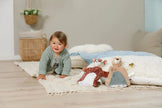 Baby spielt auf einer weichen Decke neben den NICI Handpuppen Reh und Bär aus der My First NICI Kollektion.