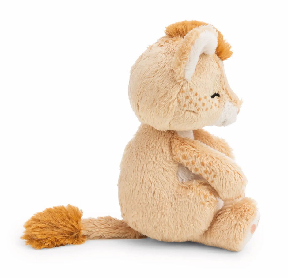 NICI Sleeping Pets Löwenbaby in Seitenansicht mit weichem beigem Plüsch, brauner Mähne und langem Löwenschwanz.