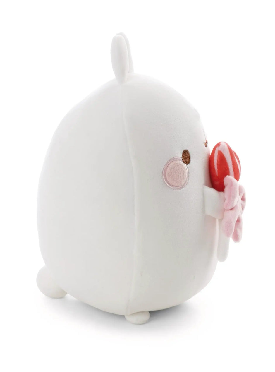  MOLANG Kuscheltier 16 cm in seitlicher Rückansicht mit weißem Plüsch, rosa Wangen und rot-rosa gestreiftem Herz-Lolli mit Schleife.