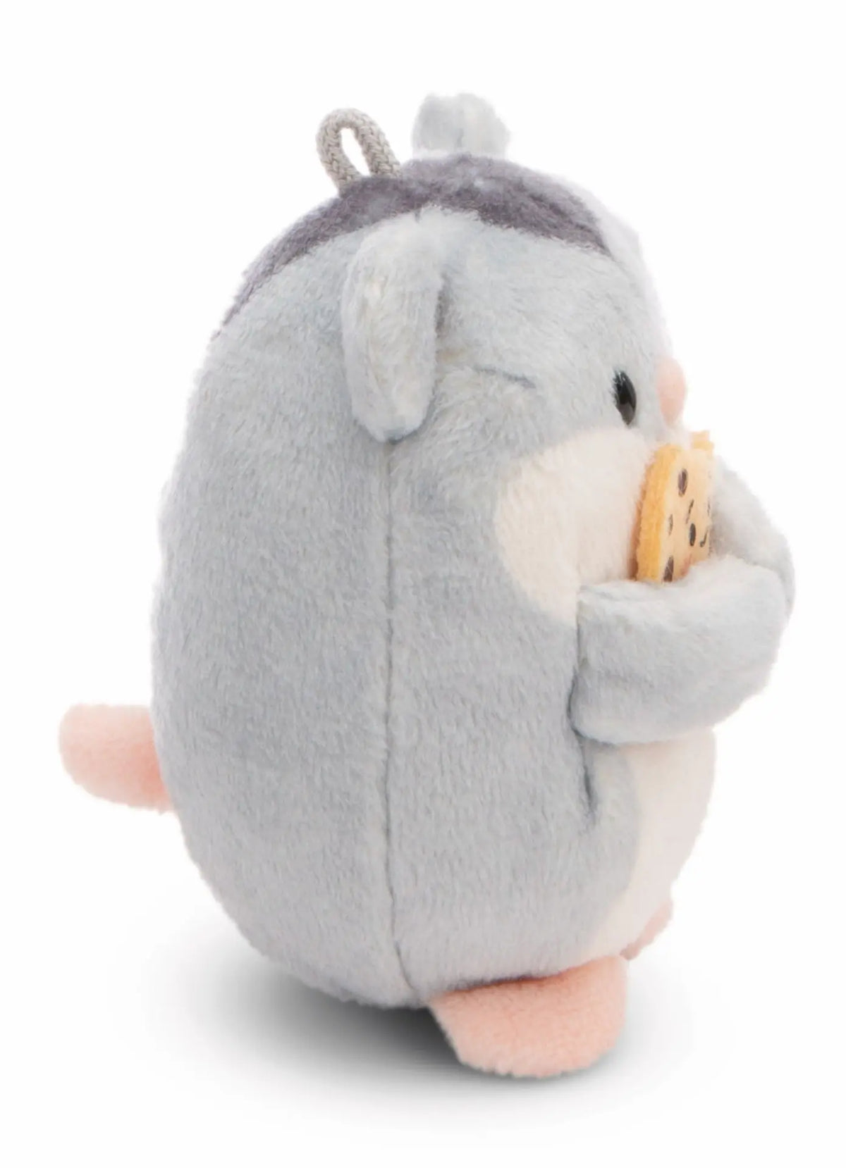 Seitliche Ansicht des grauen NICI mymochi Hamsters Shai mit rosa Pfoten, kleinen Ohren und Keks.