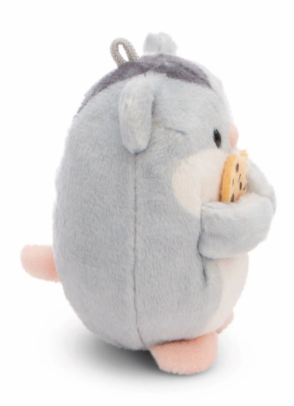 Seitliche Ansicht des grauen NICI mymochi Hamsters Shai mit rosa Pfoten, kleinen Ohren und Keks.