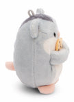 Seitliche Ansicht des grauen NICI mymochi Hamsters Shai mit rosa Pfoten, kleinen Ohren und Keks.