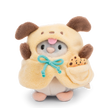 NICI mymochi Hamster Shai im gelben Hundekostüm mit braunen Ohren, türkiser Schleife und kleinem Keks.