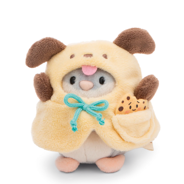 NICI mymochi Hamster Shai im gelben Hundekostüm mit braunen Ohren, türkiser Schleife und kleinem Keks.