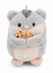 NICI mymochi Hamster Shai aus grauem Plüsch hält einen kleinen gelben Keks mit Schokopunkten in seinen Pfoten.