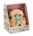 NICI mymochi Hamster Shai im gelben Hundekostüm mit Keks in der originalen mymochi Geschenkverpackung.