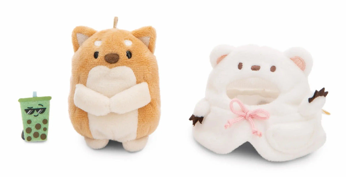 NICI mymochi Shiba Inu Hiro mit separatem weißen Bärenkostüm und grünem Bubble-Tea-Plüschtier als Zubehör.