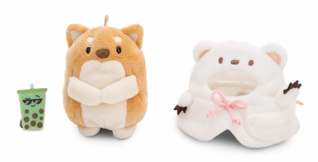 NICI mymochi Shiba Inu Hiro mit separatem weißen Bärenkostüm und grünem Bubble-Tea-Plüschtier als Zubehör.