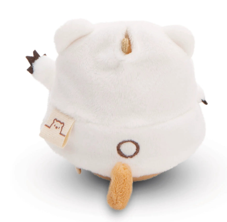 Rückansicht des NICI mymochi Hiro im weißen Bärenkostüm mit kleinen Ohren, brauner Stickerei und flauschigem Schwanz.