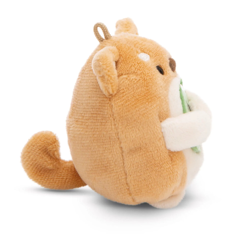 Seitliche Ansicht des NICI mymochi Shiba Inu Hiro aus orangebraunem Plüsch mit buschigem Schwanz und Bubble Tea.