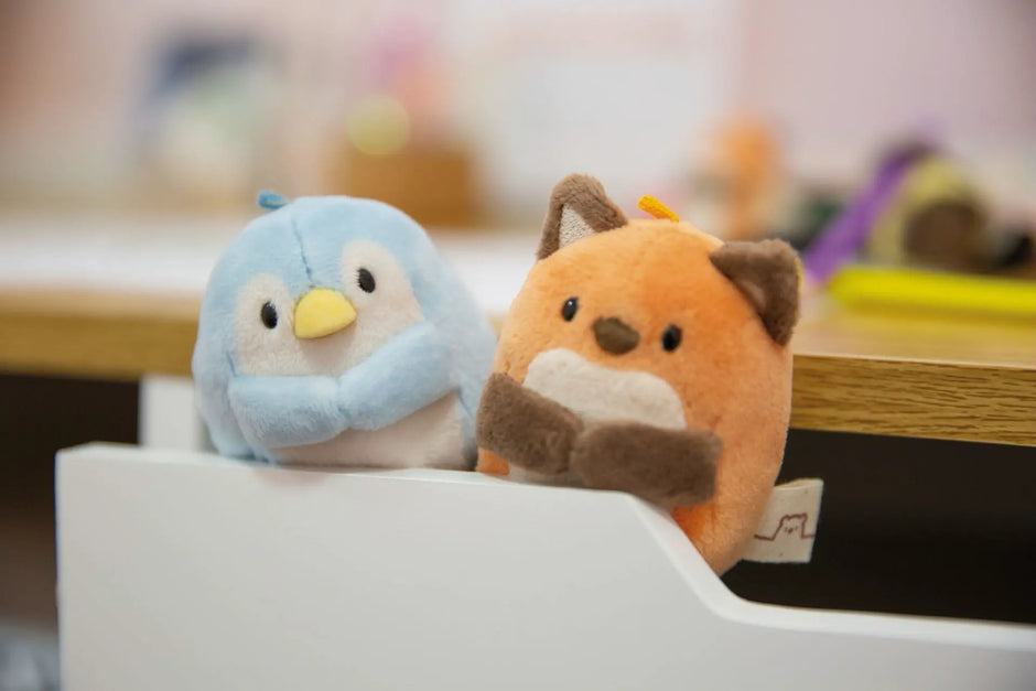 Hellblauer NICI mymochi Pinguin Waddle neben einem Fuchs-Kuscheltier