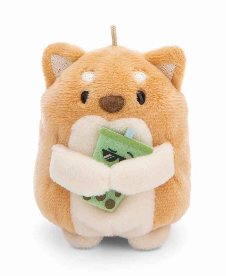 NICI mymochi Shiba Inu Hiro hält einen grünen Plüsch-Bubble-Tea mit Sonnenbrille und braunen Tapiokaperlen.