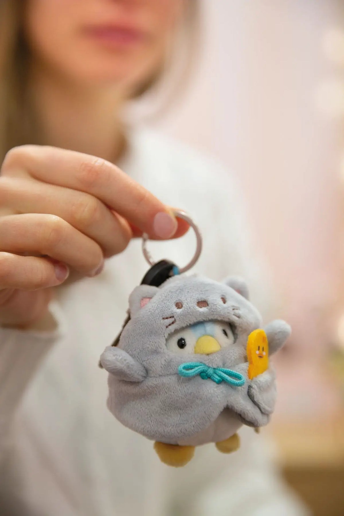 NICI mymochi Pinguin Waddle als Plüsch-Schlüsselanhänger mit Katzenkostüm und gelber Ente