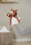 NICI Reh Handpuppe wird auf einer Hand im gemütlichen Kinderzimmer präsentiert und zeigt ihre beweglichen Arme.