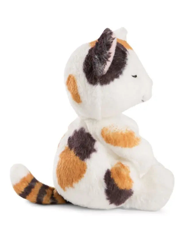 NICI Sleeping Pets Glückskatze aus kuschelweichem Plüsch in rechter Seitenansicht mit braun-schwarzen Flecken, geschlossenen Augen und gestreiftem Schwanz.