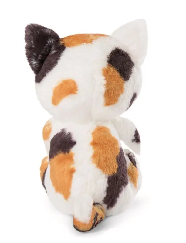 NICI Sleeping Pets Glückskatze aus weichem Plüsch mit weißem, braunem und schwarzem Fell – Rückansicht der sitzenden Kuschelkatze mit Schwanz.