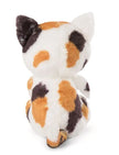 NICI Sleeping Pets Glückskatze aus weichem Plüsch mit weißem, braunem und schwarzem Fell – Rückansicht der sitzenden Kuschelkatze mit Schwanz.