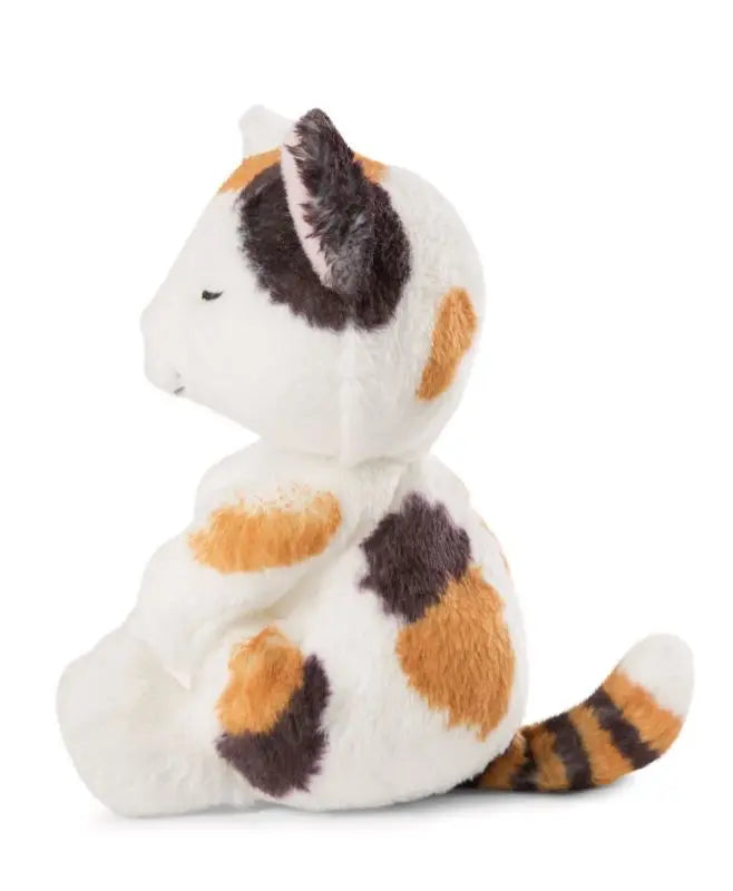 NICI Sleeping Pets Glückskatze aus weichem Plüsch in seitlicher Ansicht mit dreifarbigem Fell, geschlossenen Augen und gestreiftem Schwanz.