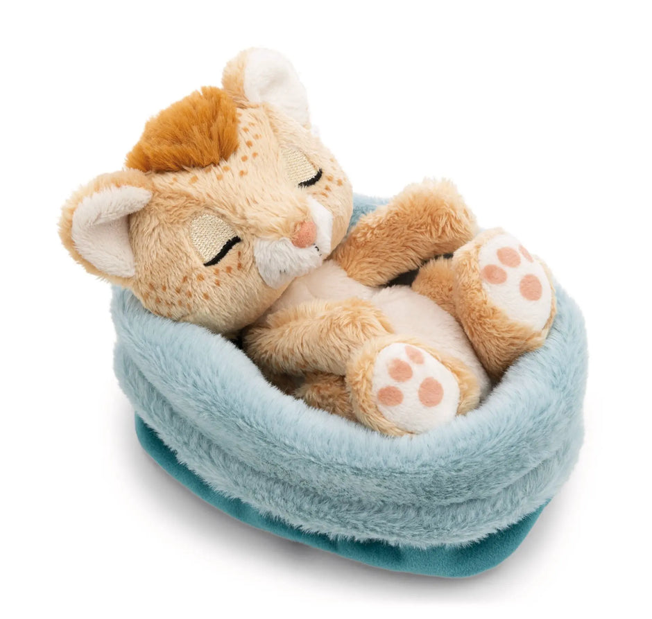 NICI Sleeping Pets Löwenbaby aus weichem Plüsch mit geschlossenen Augen und kleinen Tatzen, schlafend im blauen Kuschelkörbchen.